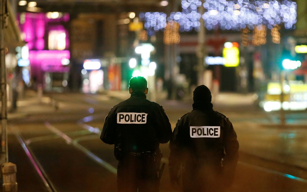 Policiais são vistos em rua de Estrasburgo, na França, após relato de tiros em mercado de Natal, na terça-feira (11) — Foto: Reuters/Vincent Kessler