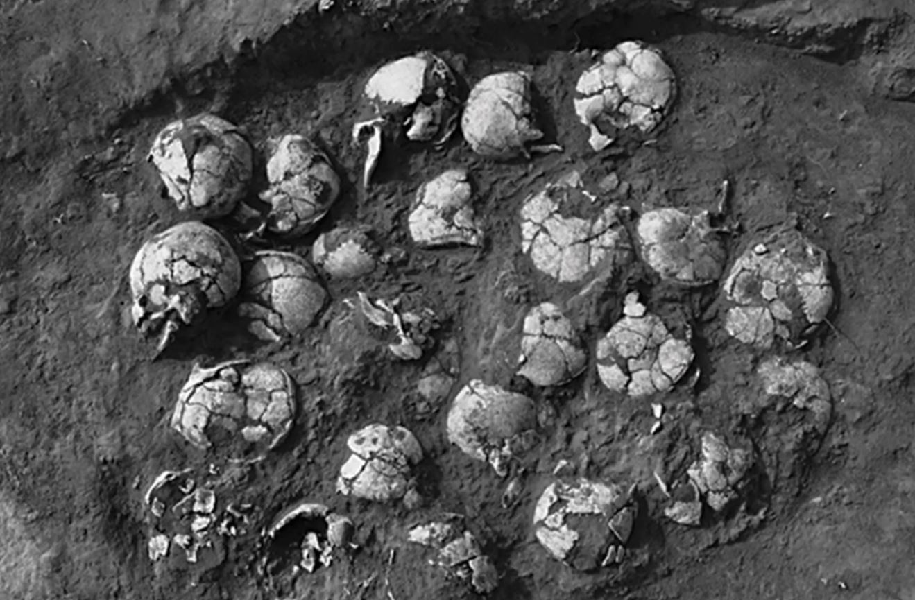 Um poço sacrificial de crânios humanos descoberto em Shimao. As pessoas sacrificadas podem ter sido capturados na guerra. Esta foto foi publicada pela primeira vez em 2016 em um artigo na revista de língua chinesa Kaogu yu wenwu. (Foto: Zhouyong Sun and Jing Shao)