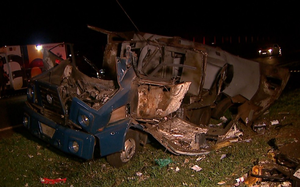 Quadrilha usou dinamite para explodir o cofre do carro-forte (Foto: Luciano Tolentino/EPTV)