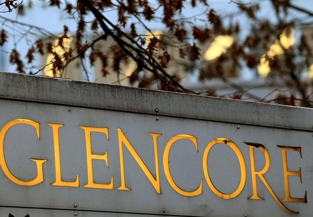 Logo da operadora de commodities Glencore na sede da companhia em Baar, na Suíça (Foto: Arnd Wiegmann/Reuters)