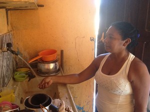 Cleia Rodrigues diz controlar o consumo de água em casa (Foto: Dyepeson Martins/G1)