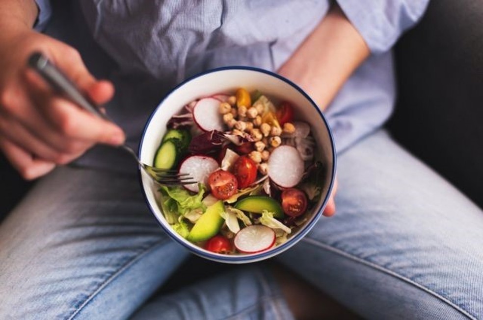 Para ganhar peso é preciso comer mais calorias do que se gasta, mas a alimentação precisa ser saudável — Foto: Getty Images via BBC