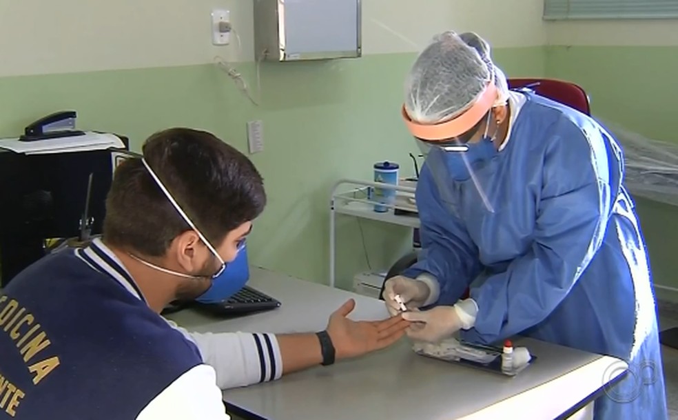 Cruz&aacute;lia aplica testes de coronav&iacute;rus em moradores com sintomas &mdash; Foto: TV TEM/Reprodu&ccedil;&atilde;o
