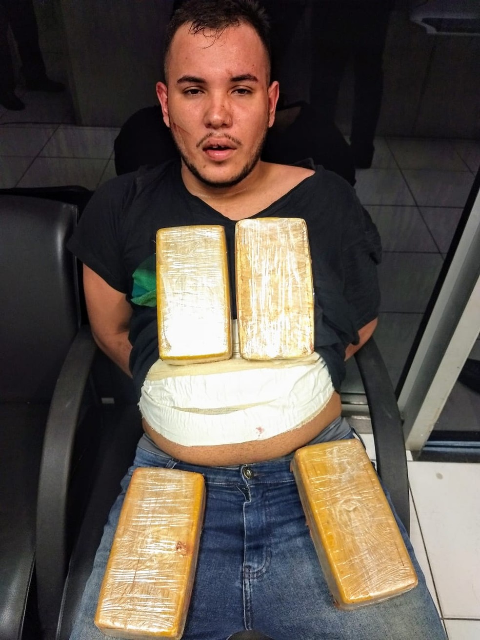Jair Dorileo Neto foi preso com droga enfaixada no abdÃ´men; ele confessou que levaria a droga para o Rio de Janeiro â Foto: PolÃ­cia Militar de VÃ¡rzea Grande