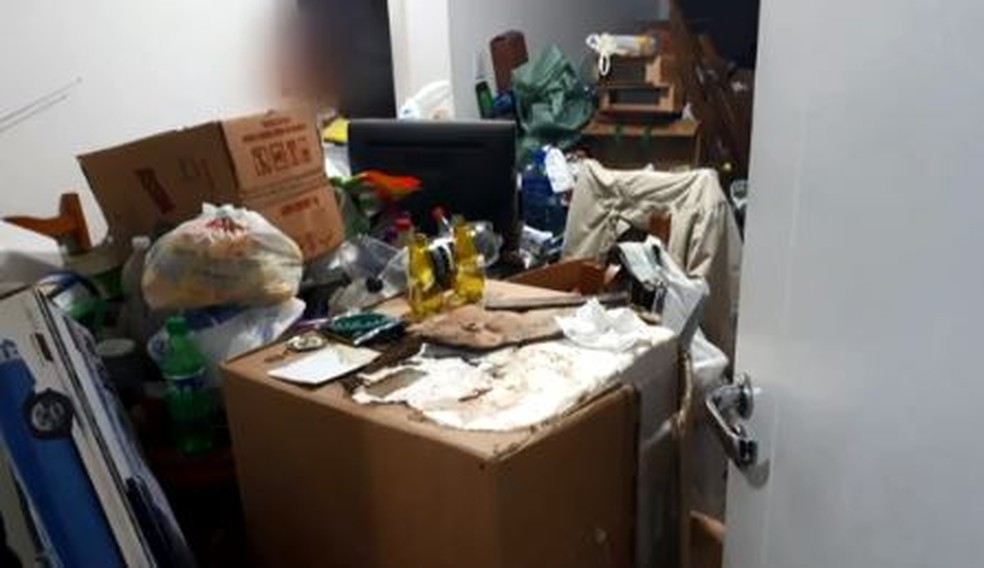 Casal que acumulava lixo de mais de 4 anos em apartamento de SC. — Foto: Reprodução/NSC TV