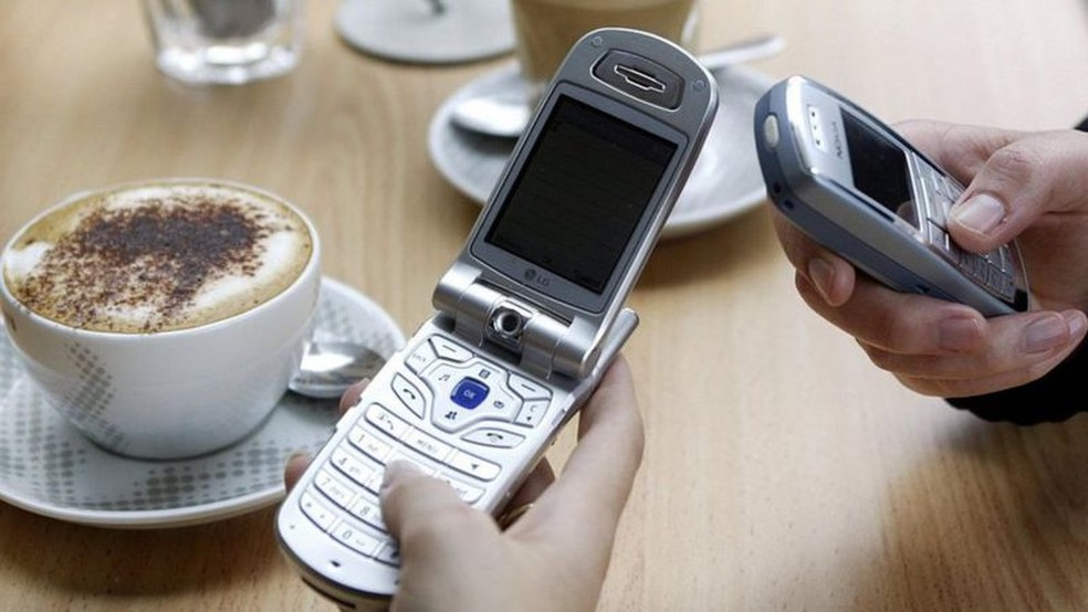 Estes telefones são de 2005 - dois anos antes do lançamento do primeiro iPhone da Apple e 11 anos antes de surgir o TikTok — Foto: Getty Images via BBC