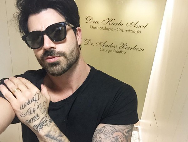 Rodrigão também fez aplicação de Botox, mas preferiu usar óculos escuros ao fazer uma selfie na clínica (Foto: Reprodução / Instagram)