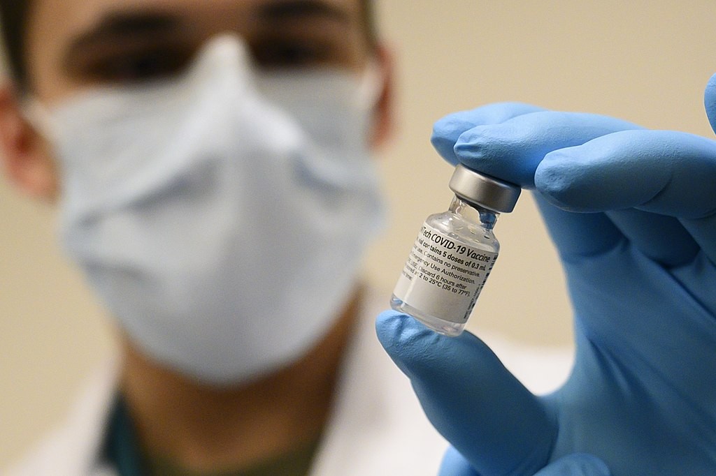 Intervalo de 3 meses entre doses da vacina da Pfizer pode melhorar resposta imune (Foto: US Secretary of Defense/Wikimedia Commons)