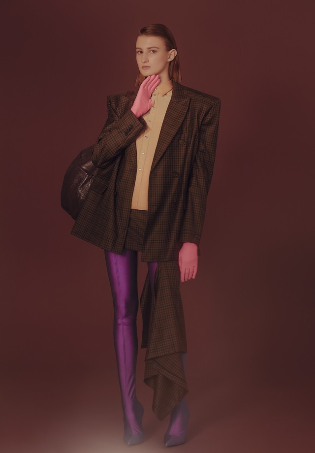 Blazer, camisa, saia, bolsa e botas, tudo Balenciaga. (Foto: Rafael Pavarotti)