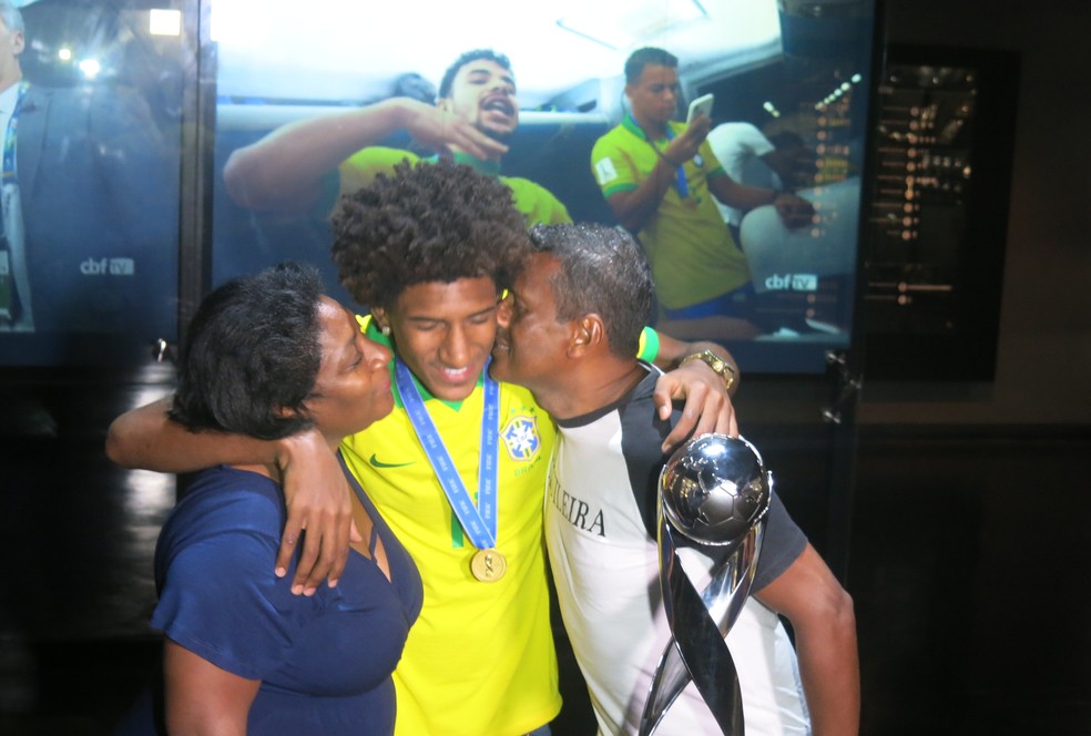Talles Magno, ao lado dos pais, Claudineia e Carlos, depois de receber a medalha de campeão mundial sub-17 — Foto: Daniel Mundim