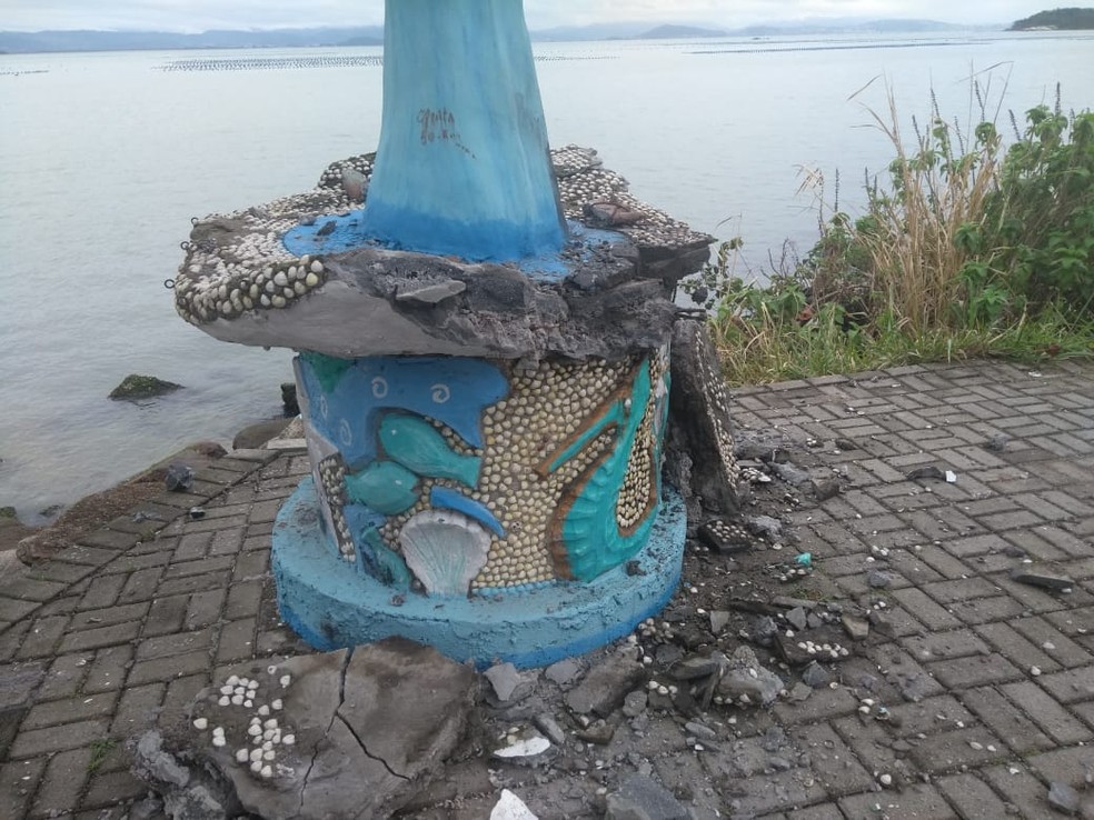 Imagem de Iemanjá é depredada no Ribeirão da Ilha, em Florianópolis, na manhã desta quinta-feira (19) — Foto: Diane Rodrigues/Arquivo pessoal