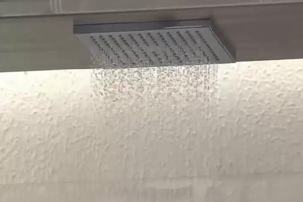 Chuveiro reaproveita a água durante o próprio banho (Foto: Reprodução/Youtube)