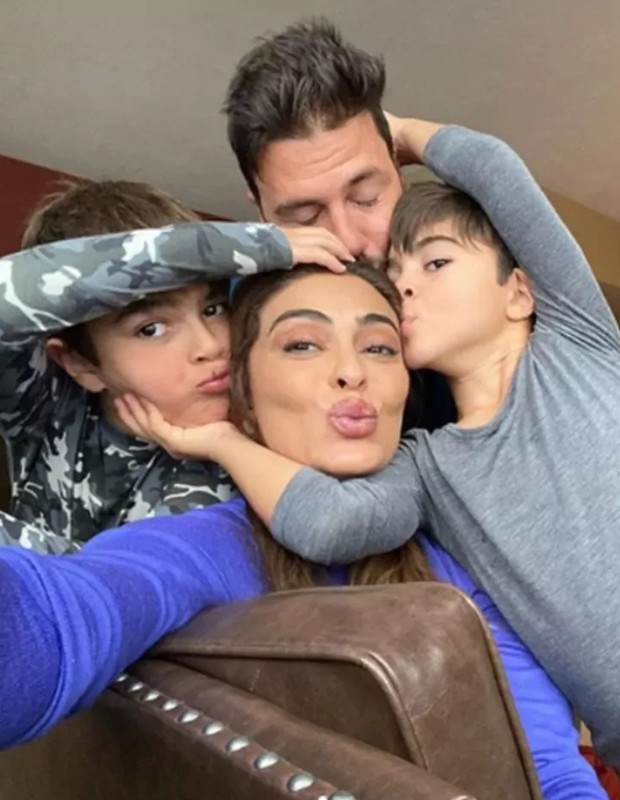 Juliana Paes faz selfie com o marido, Carlos Eduardo Baptista, e os filhos, Pedro e Antônio (Foto: Reprodução/Instagram)