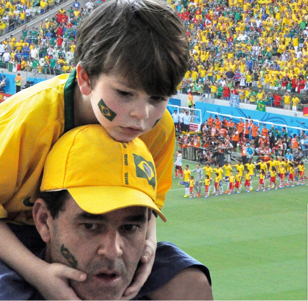 Imagem de pai e filho em partida do Brasil na Copa do Mundo de 2014 é um dos registro preferidos de Manoel Façanha — Foto: Arquivo pessoal/Manoel Façanha
