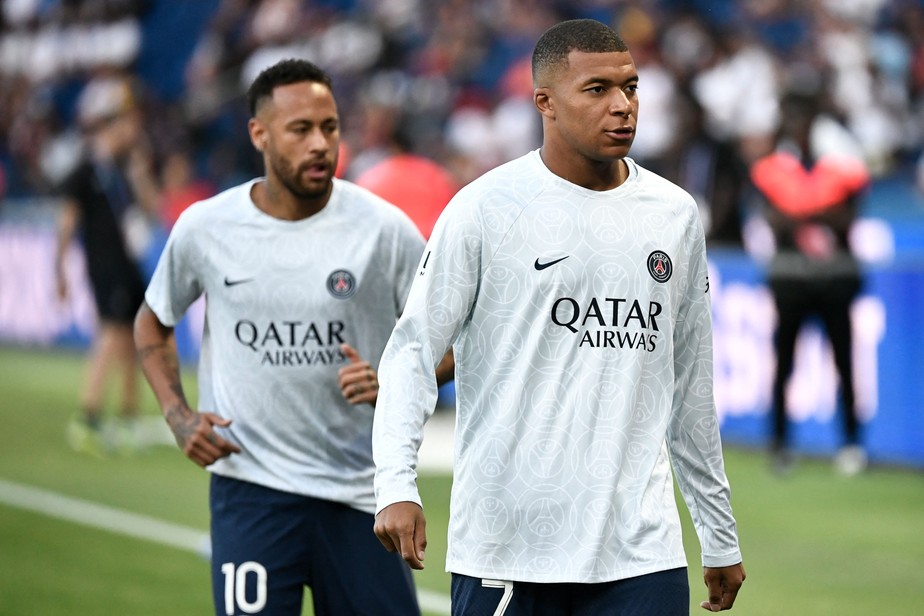 Neymar e Mbappe em aquecimento do PSG antes da partida contra o Montpellier no sábado, 13 de agosto.