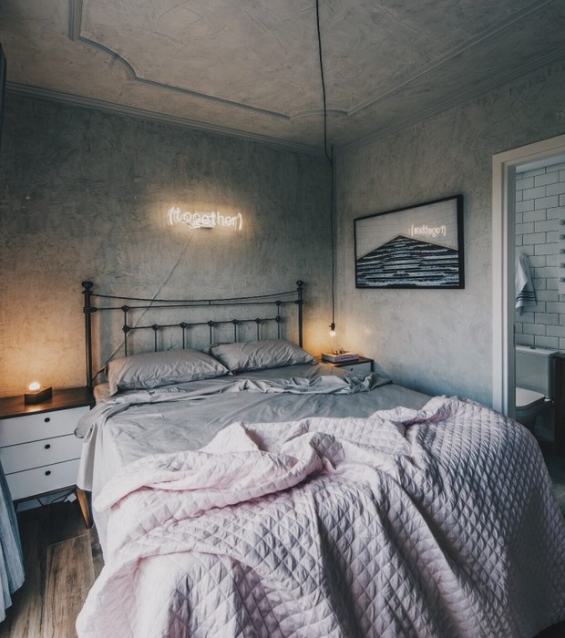 apartamento-escandinavo-Studio-Boscardin-Corsi-quarto-cimento-letreiro-luminoso (Foto: Eduardo Macarios)