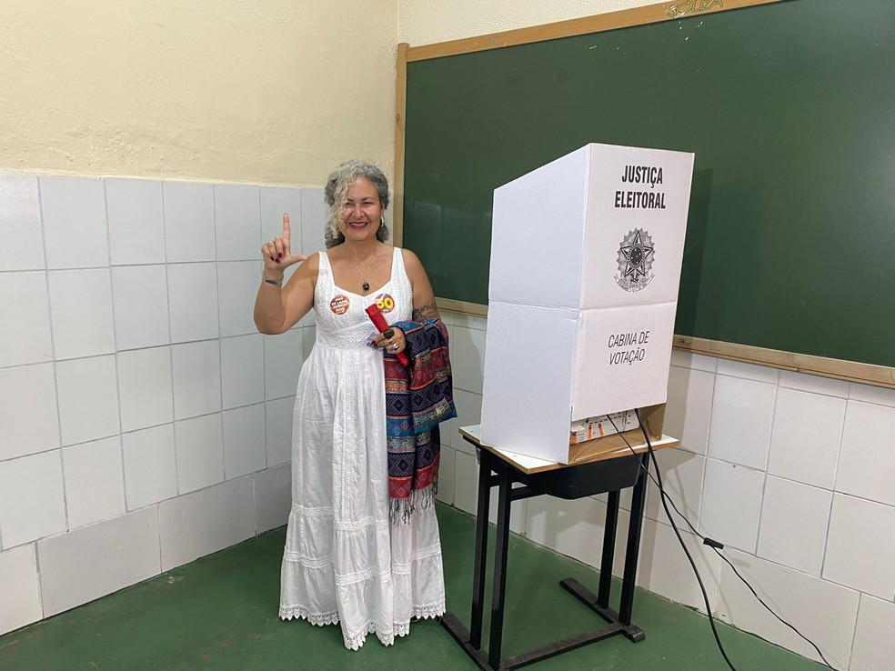 Lorene Figueiredo vota em Juiz de Fora — Foto: Nayara de Paula/TV Integração