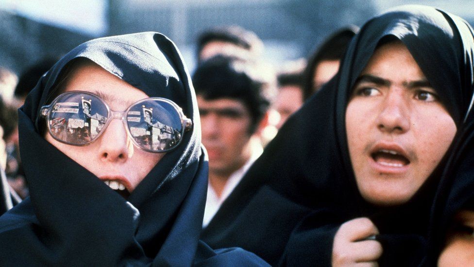 Protesto fora da embaixada dos EUA em Teerã em 1979 (Foto: Getty Images via BBC News)