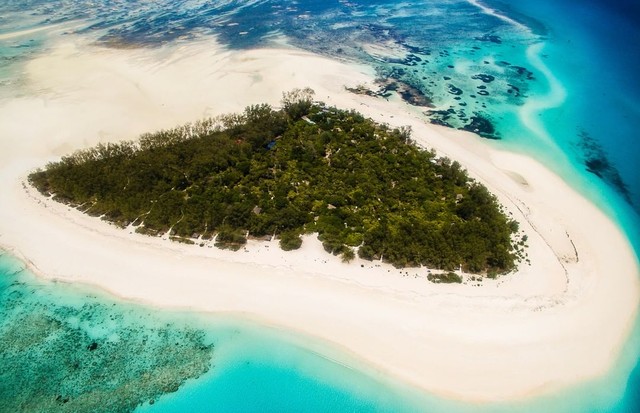 Vista aérea: a ilha vista de cima, natureza preservada e encantadora (Foto: Reprodução/ Instagram)