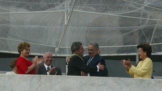 Fernando Henrique Cardoso passa a faixa presidencial para seu sucessor, Lula — Foto: Marcelo Sayão