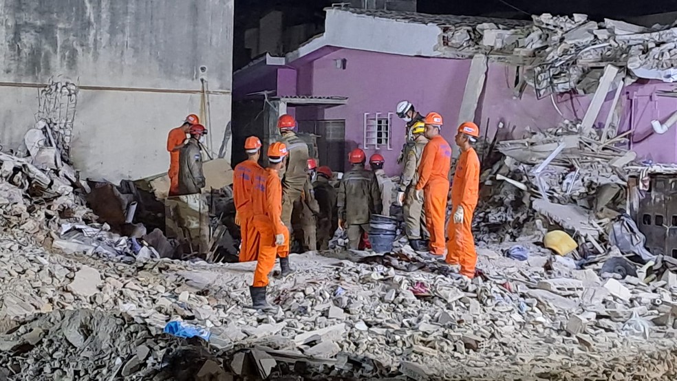 Bombeiros procuram mulher de 60 anos sob os escombros do Edifício Leme — Foto: Luna Markman/TV Globo