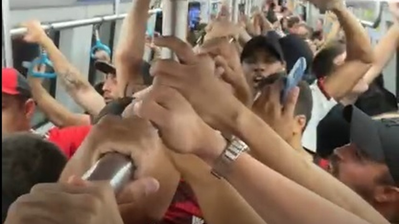 Torcedores do Flamengo pegam metrô rumo ao Maracanã
