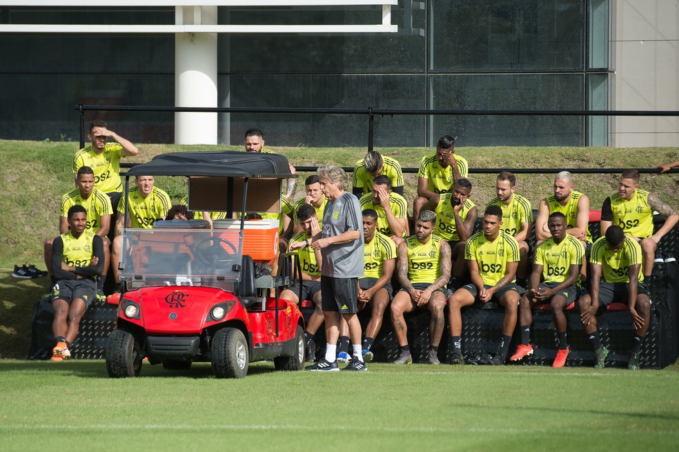 Didático, Jorge Jesus dá orientações aos jogadores do Flamengo durante treino — Foto: Alexandre Vidal/Flamengo