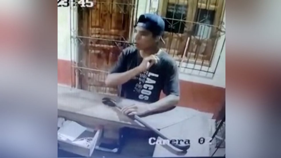 Suspeito foi visto através de câmeras de segurança com arma utilizada no crime — Foto: Reprodução/Câmeras de segurança