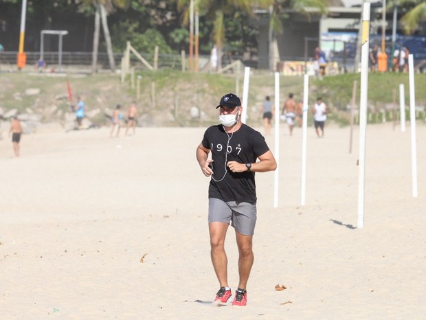 Thierry Figueira cuida do condicionamento físico com corrida na areia da praia do  Leblon (Foto: JC Pereira/AgNews)