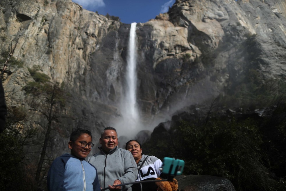 Turistas tiram selfie diante de cachoeira no Yosemite National Park, na California. — Foto: Lucy Nicholson/Reuters/Arquivo