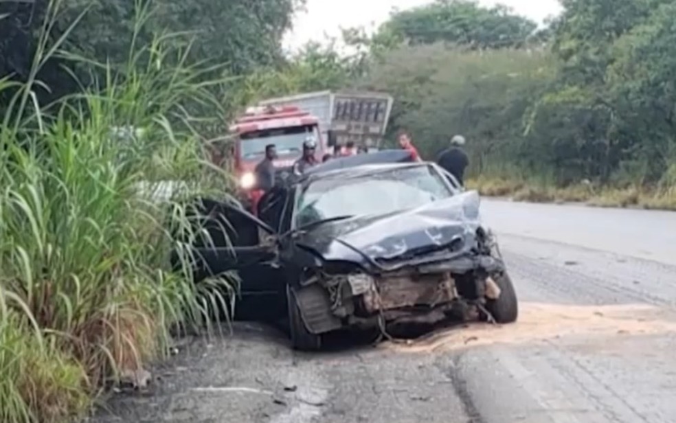 Batida entre carro e carreta deixa feridos no oeste da Bahia — Foto: Reprodução/TV Oeste