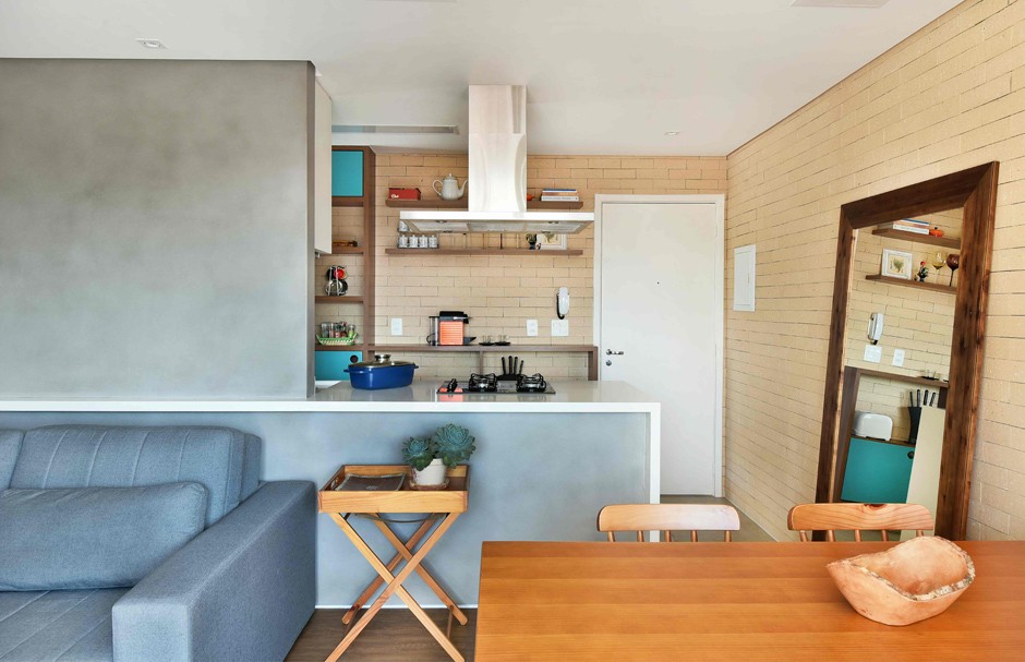 O escritório Madi Arquitetura e Design reformou o apê de 57 m² para que a cozinha pudesse ficar integrada à sala, permitindo que os moradores interajam com visitas ou entre si, mesmo em ambientes diferentes (Foto: Sidney Doll / Divulgação)