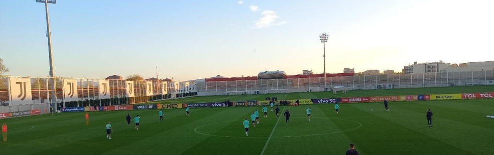 Com 12 na movimentação, Tite ordenou quatro na defesa, cinco no meio de campo, com Raphinha na direita e Vini na esquerda, e Neymar e Richarison no ataque — Foto: Raphael Zarko