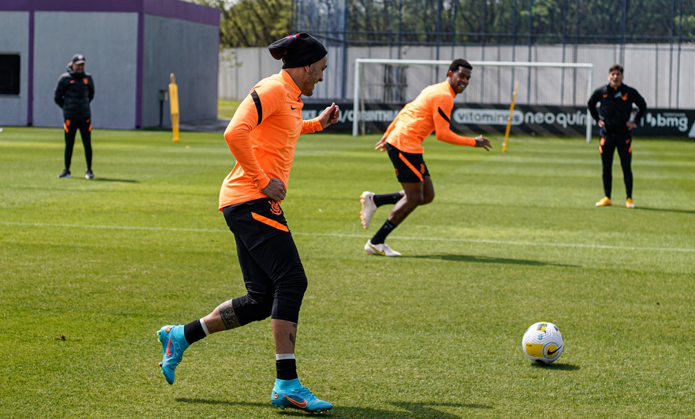 Fábio Santos e Gil no treino desta segunda-feira do Corinthians — Foto:  Raphael Martinez/Ag. Corinthians