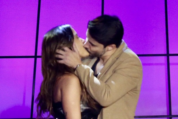 Anitta ganha beijão de cantor no Prêmio Multishow (Foto: Brazil News)