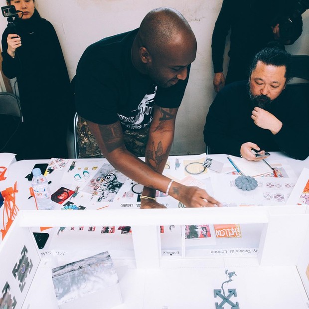 Virgil Abloh e Takashi Murakami trocam ideias sobre a exposição future history (Foto: Reprodução/Instagram)