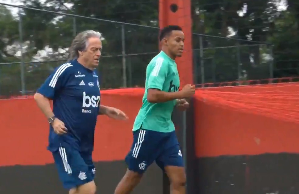 Jorge Jesus, técnico do Flamengo, corre ao lado de Lázaro — Foto: Reprodução