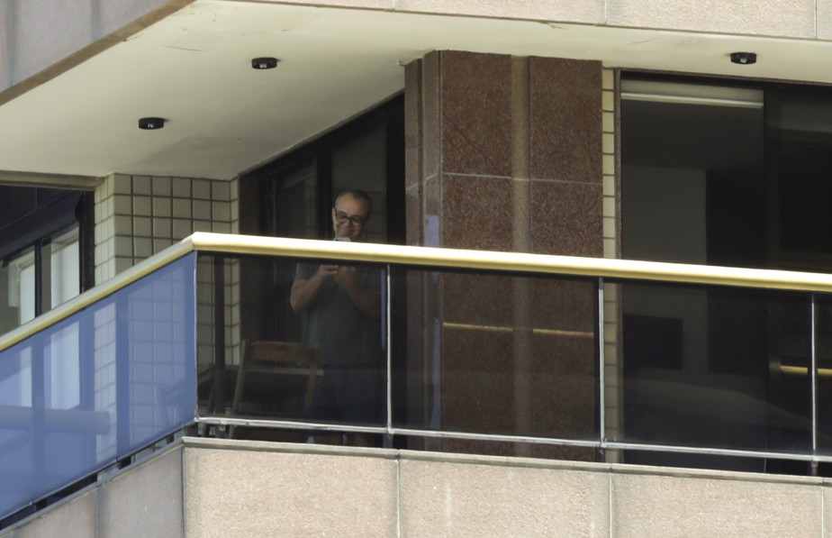 Sérgio Cabral em varanda do prédio
