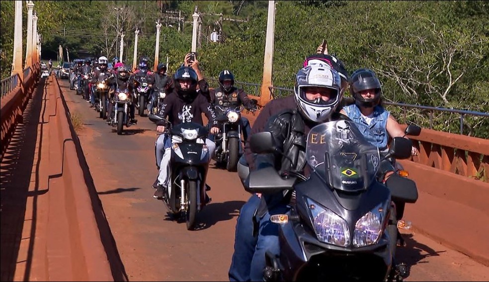 Moradores de Pirassununga fizeram manifestação contra construção de hidrelétrica em Cachoeira de Emas — Foto: Reprodução EPTV