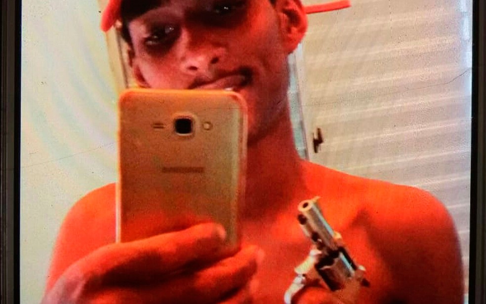 Suspeito postou foto armado nas redes sociais na Bahia (Foto: DivulgaÃ§Ã£o / SSP-BA)