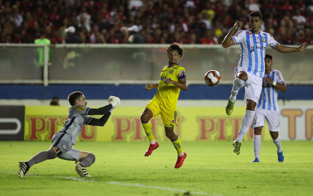 Nova formação? Arão ganha elogios, e Carpegiani acena com mudança no meio