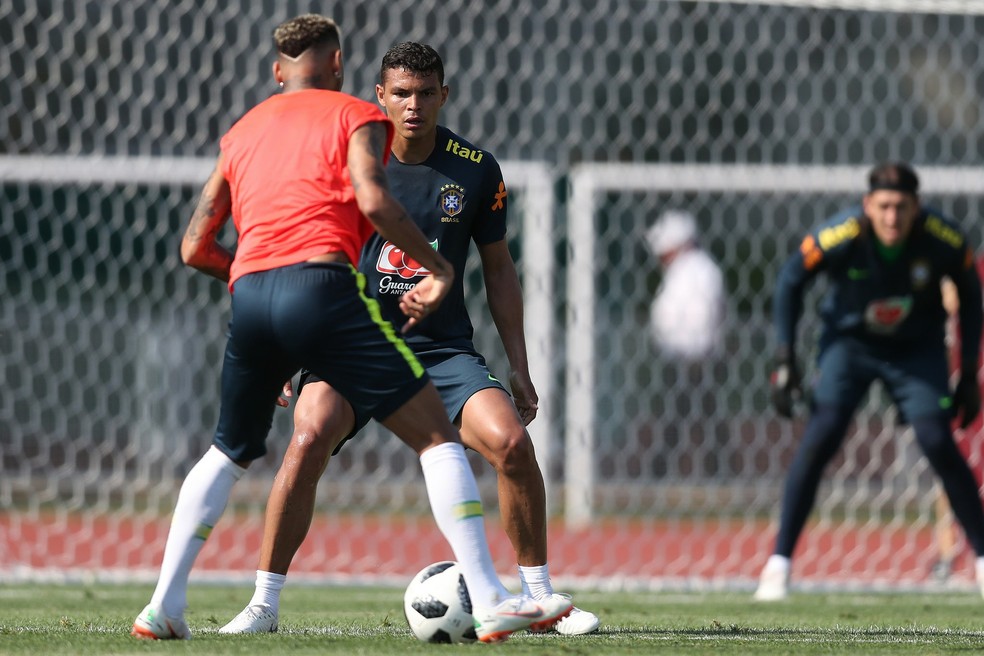 Neymar e Thiago Silva: seleÃ§Ã£o brasileira trabalhou com trÃªs times de seis (Foto: Lucas Figueiredo/CBF)
