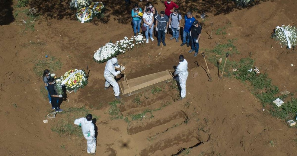 Enterro no Cemitério da Vila Formosa — Foto: André Penner/AP