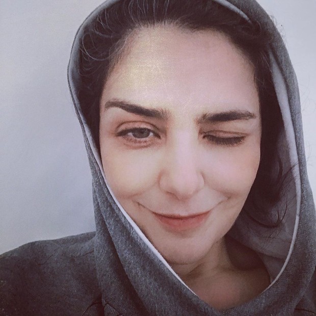 Sem make, Letícia Sabatella faz sessão de selfie e exibe os fios grisalhos (Foto: Reprodução/Instagram)