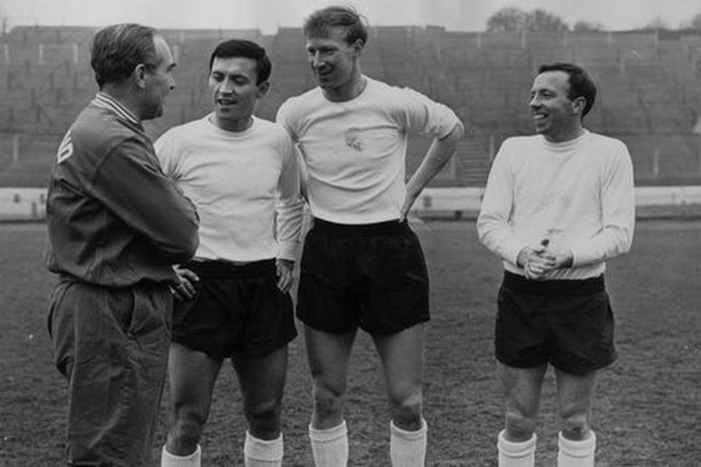 Alf Ramsey com a seleção inglesa em 1966 — Foto: Reuters