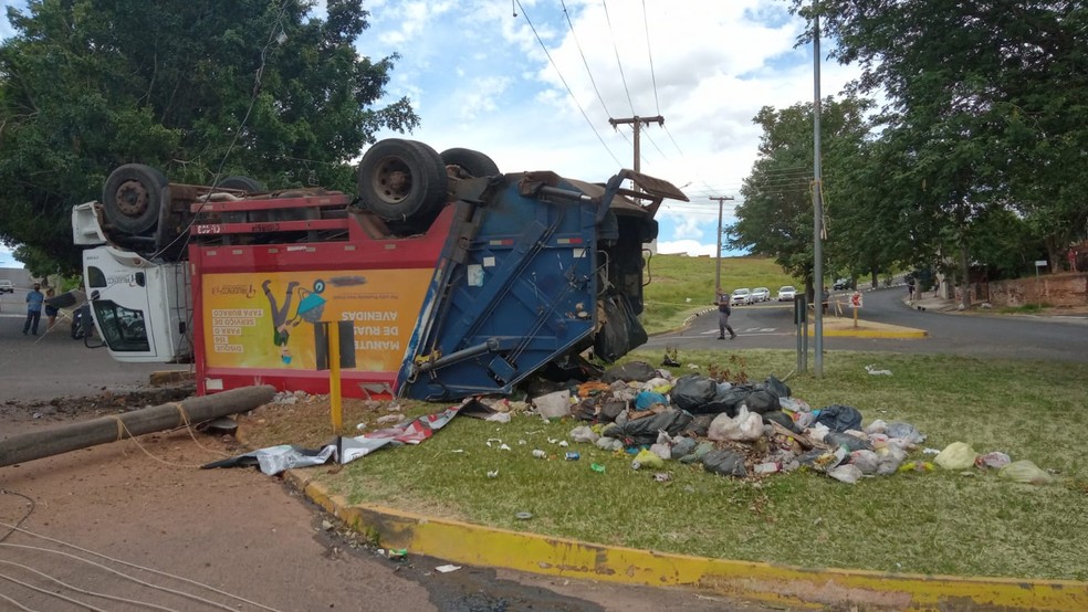Caminhão da Prudenco tombou na Rua Abílio Nascimento com a Avenida Juscelino Kubitschek — Foto: João Martins/TV Fronteira
