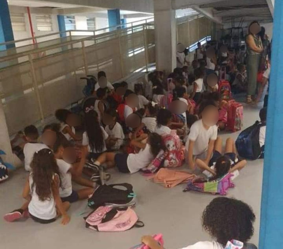 Crianças se abaixam em meio a tiroteio no Complexo da Maré, na Zona Norte do Rio — Foto: Reprodução