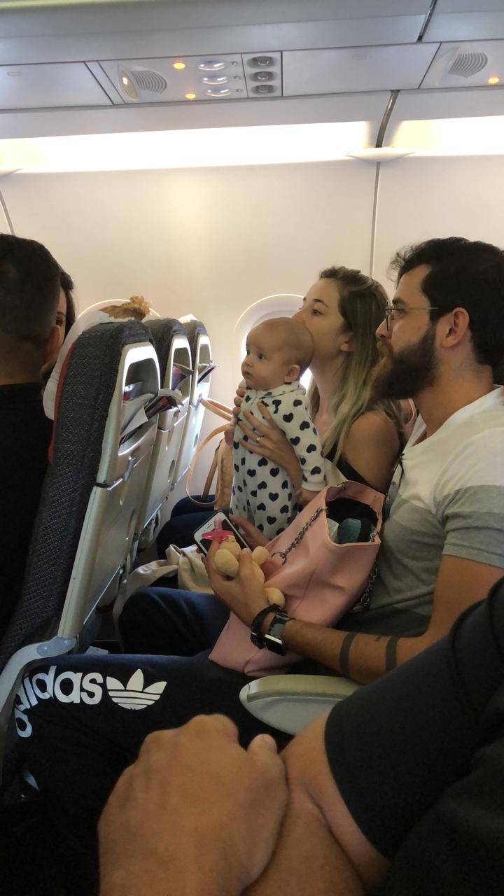 Clara ao lado dos pais durante o voo (Foto: Arquivo Pessoal)