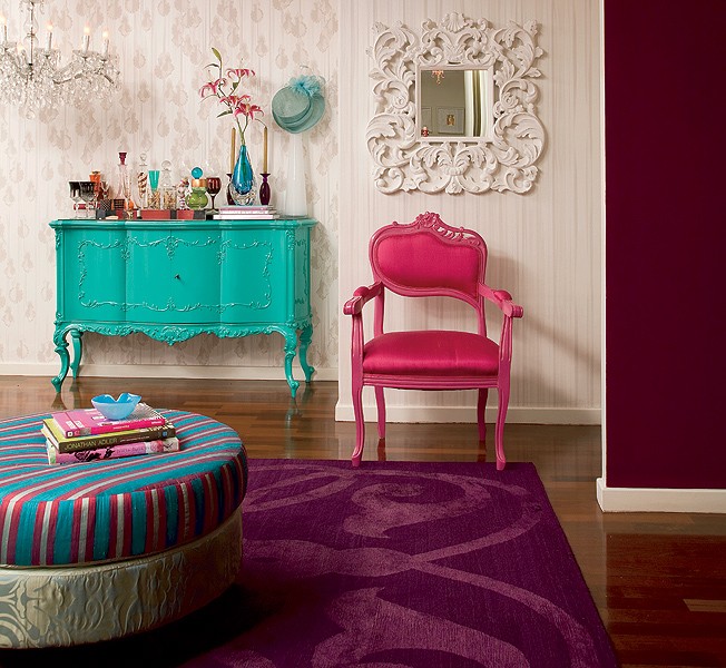 Uma maneira de resgatar móveis antigos é transformá-los em modernas peças de design, dando a eles novas cores. Neste apartamento, a cômoda foi pintada de turquesa e a cadeira, de rosa. Projeto da designer de interiores Neza Cesar (Foto: Evelyn Müller)