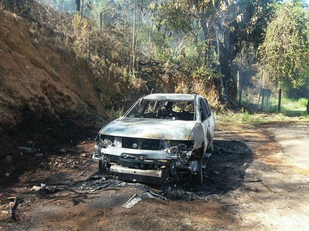 Carro foi carbonizado na Estrada de Joazal em Juiz de Fora (Foto: Augusto Medeiros/G1)